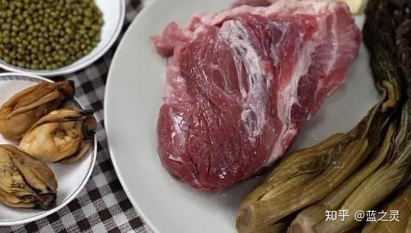猪踭肉有补脾气,润肠胃,生津液的功能,搭配上酸爽开胃的咸酸菜以及