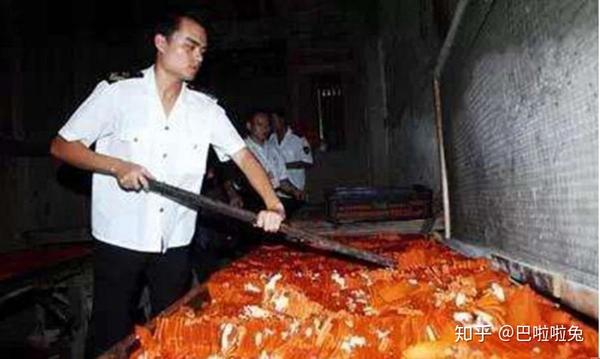 尸油辣条事件,将人的肚子划开让尸油流出来