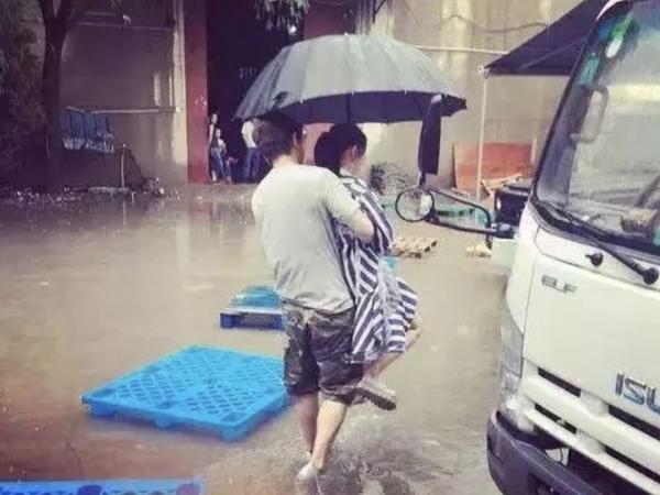 在历经人心的复杂后,还会不会怀念那个曾经为她遮风挡雨的男人呢?
