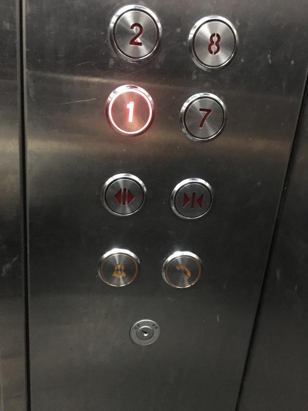 这个电梯报警按键太反人类设计,每次到都按错,估计这小区故障报错率