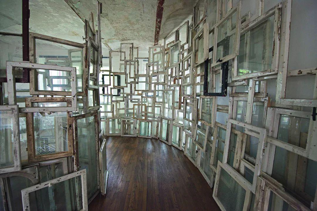 side,2009,旧木窗,椅子场景图地点:柏林,霍夫曼收藏馆installation