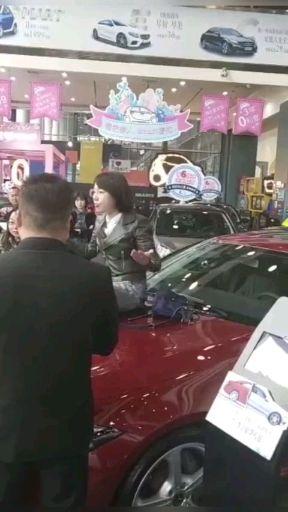 如何看待女车主西安奔驰买车后,没开出店门就发动机漏油,却被告知只能