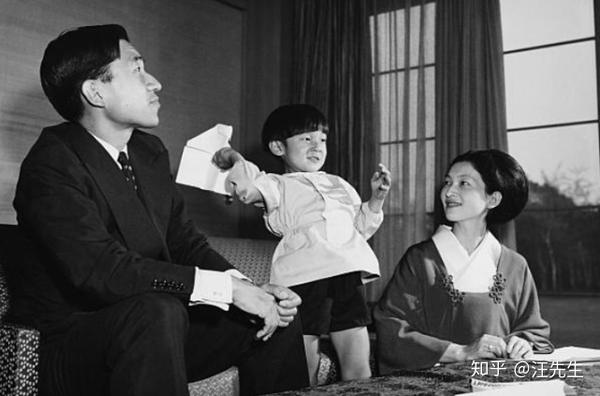 镜头下年轻时代的明仁天皇:长得英俊帅气,美智子皇后清秀可人