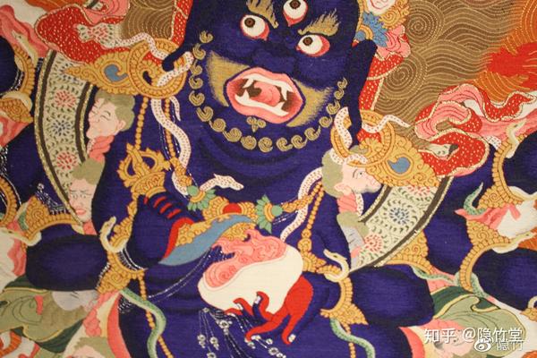 直竖,须眉红如劫火,最极炽然,卷动其舌,出哈哈声,如大雷震,以蓝蛇缠发