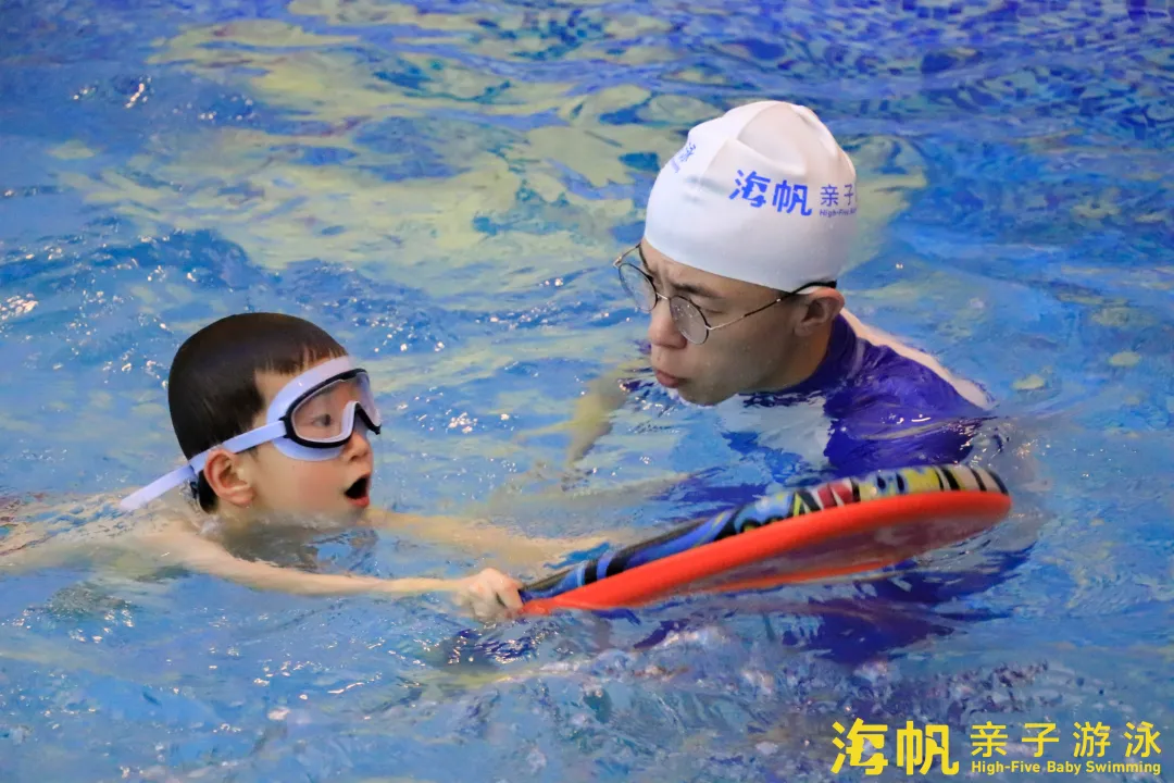 海帆亲子游泳课程自2012年从英国剑桥引入,在中国落地研发,历经多年