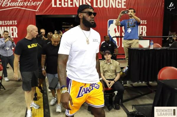 詹姆斯自己在ins上晒了一张特写照 上面写着大大的"lakers" 看起来他