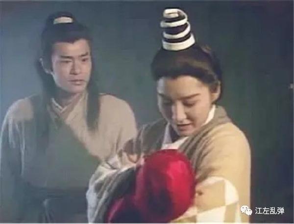 李莫愁坐在婴儿身边,缓缓挥动拂尘,替她骗赶林中的蚊虫.