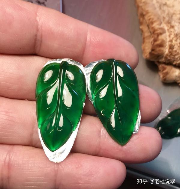 成品大都是灰蓝色,部分带有雪花棉,像极了缅甸翡翠里的蓝水或者油清