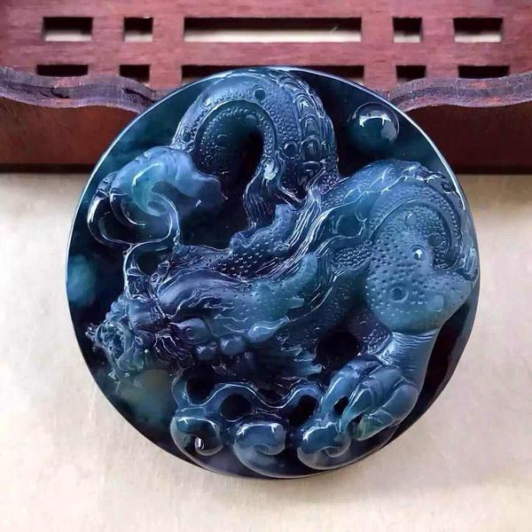 而蓝水就是偏蓝色调的绿色翡翠. 即颜色为蓝色,且种质有水,就是蓝水.