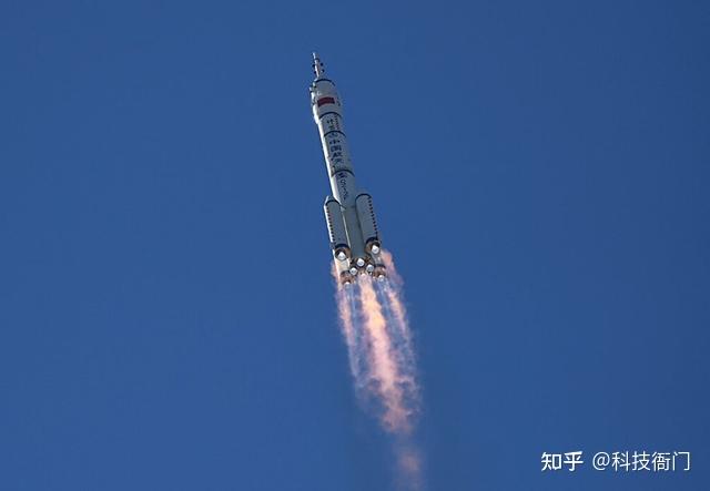 神舟十二号成功着陆地球!为何飞船返回时会燃烧,升空时却不会?