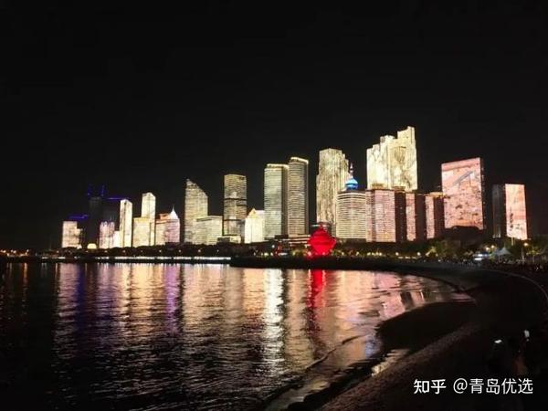 约上三五好友在徐徐海风中登上游轮夜游浮山湾,或漫步情人坝回看灯光