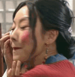 美楠tips:抖音上这位用口红化妆的小姐姐,画眉毛的时候涂到了眼睛上