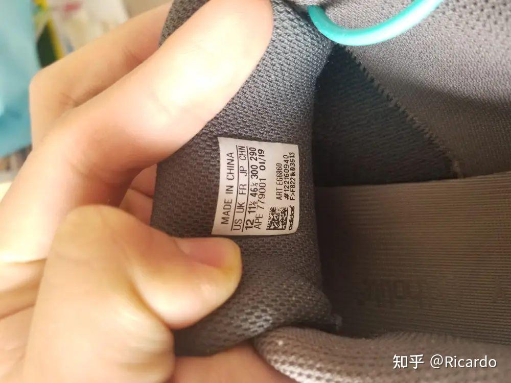 求帮忙鉴定yeezy700v2晶洞宝藏没找到鞋盒钢印感谢