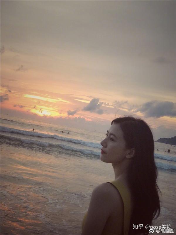 热巴高圆圆连晒美背 今夏的吊带裙你不了解下?