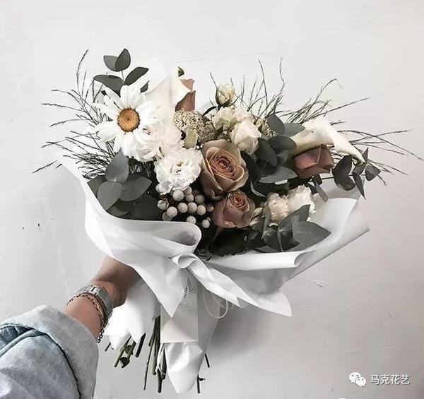 尤加利叶与白玫瑰搭配在一起,简单低调!可以送给森系女生哦!
