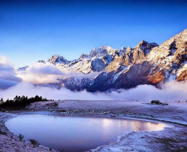 就有美国学者称梅里雪山中的赞卡格博峰是"世界最美之山"