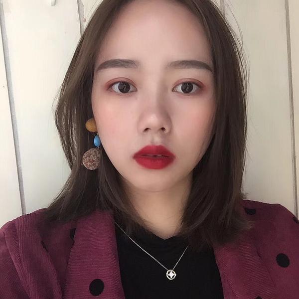 眉毛太粗了,大眼睛,鼻子不评价,嘴巴的棱角不太清晰,有点凸.