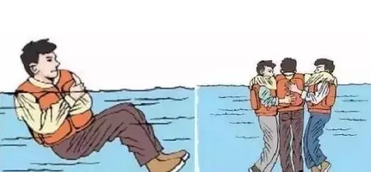 漂浮在海中,一个人的时候要保持help姿势,如左图.