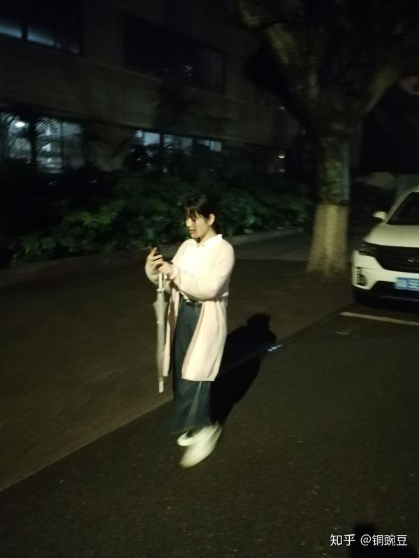 追她那会儿跟她去吃饭,晚上回学校散步.