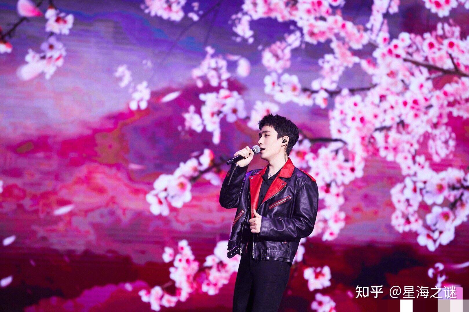 朱一龙在东方卫视春晚献唱祝大家2021万事如意!