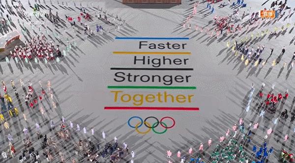 在各国代表队都入场后,场地中央则浮现出了本届奥运会启用的全新标语