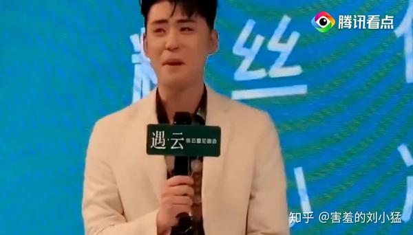 题目张云雷粉丝见面会难逃被调戏的命运谁叫你受欢迎的