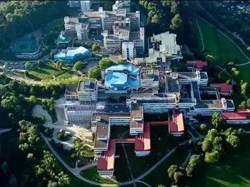 作为一所改革型高校,它和乌尔姆大学同期.