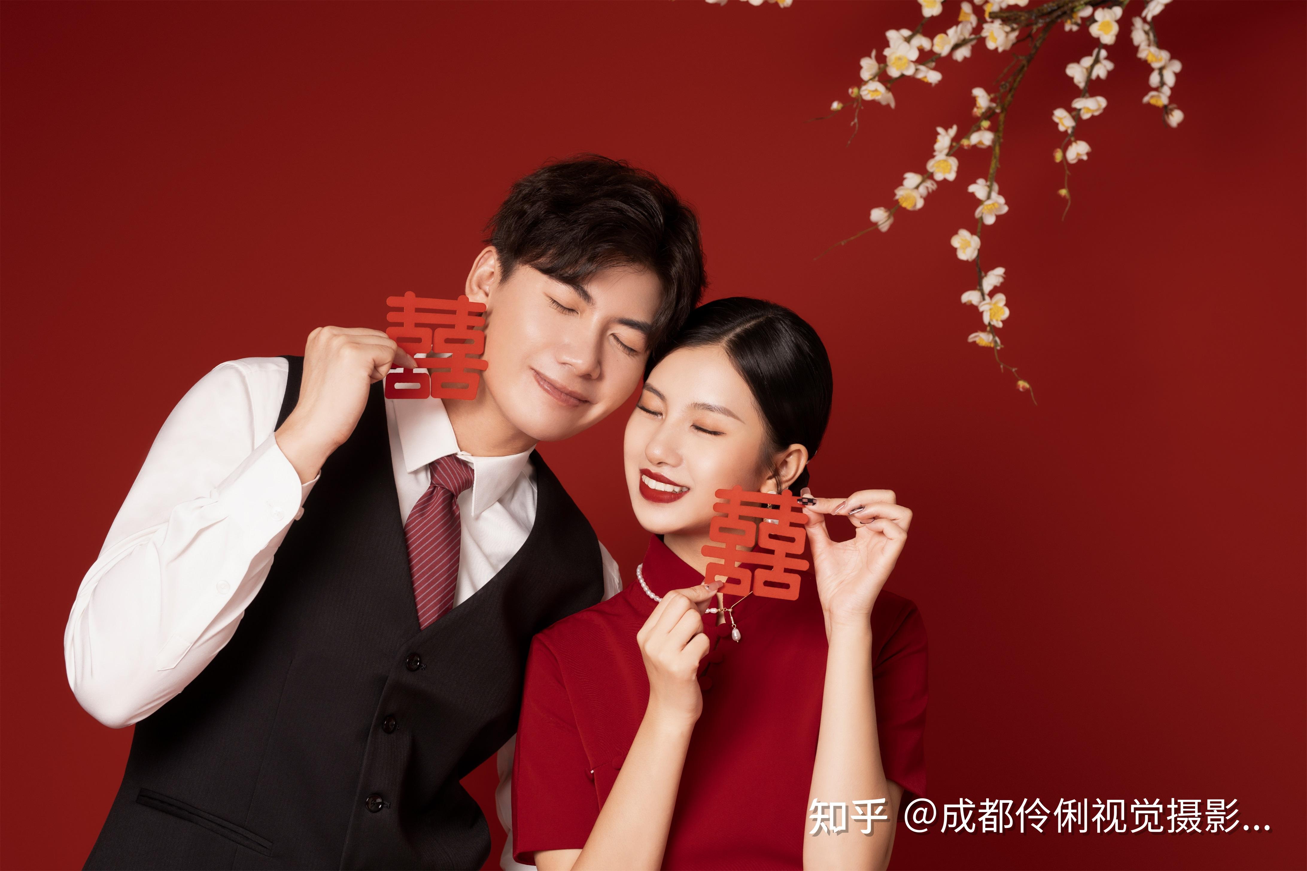 中式婚纱照越来越受大家的欢迎除了红色传统中式以外橘红色复古背景