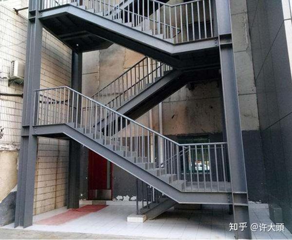 解析:注意材质,室外的钢楼梯不计算建筑面积