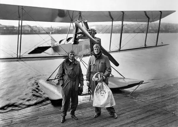 威廉·波音(右)与他的客户完成试飞