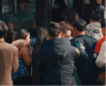 然后就没有钱很穷的跟着大伙儿去挤公交了,全程老母心的保护这这个