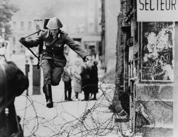 柏林墙倒塌30年:为翻墙,三千多人被捕,上百人死亡