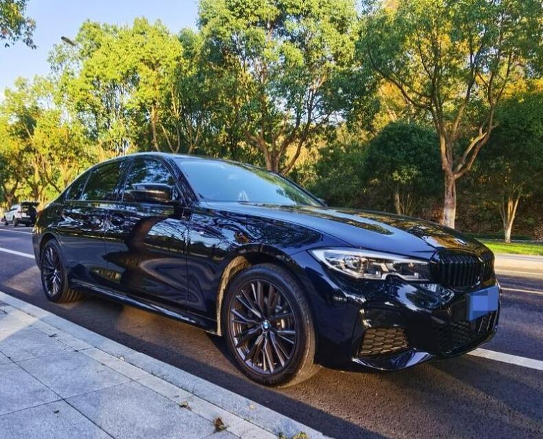 330lim运动曜夜版,宝马330lim运动曜夜版 2021款 宝马3系 330li xdrive m运动曜夜套装版车主:内饰简单!