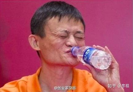 同时在沙漠里的我和马云要渴死了,从你这里买两瓶水,你会怎么定价?