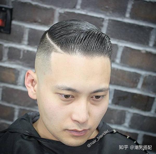 pompadour 是将头发刻意全部向后梳的油头, 会将两侧剃短一起向后梳