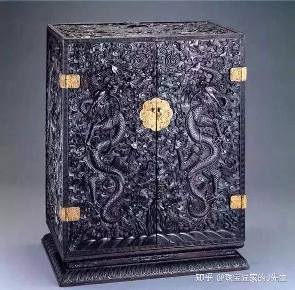 紫檀龙纹多宝格方匣,长35cm,宽21.5cm,高44.6cm,内附珍玩47件.