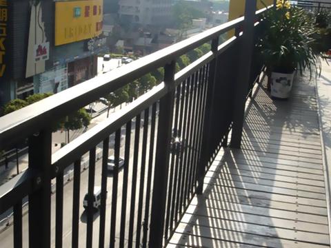 锌钢护栏好还是不锈钢护栏好?
