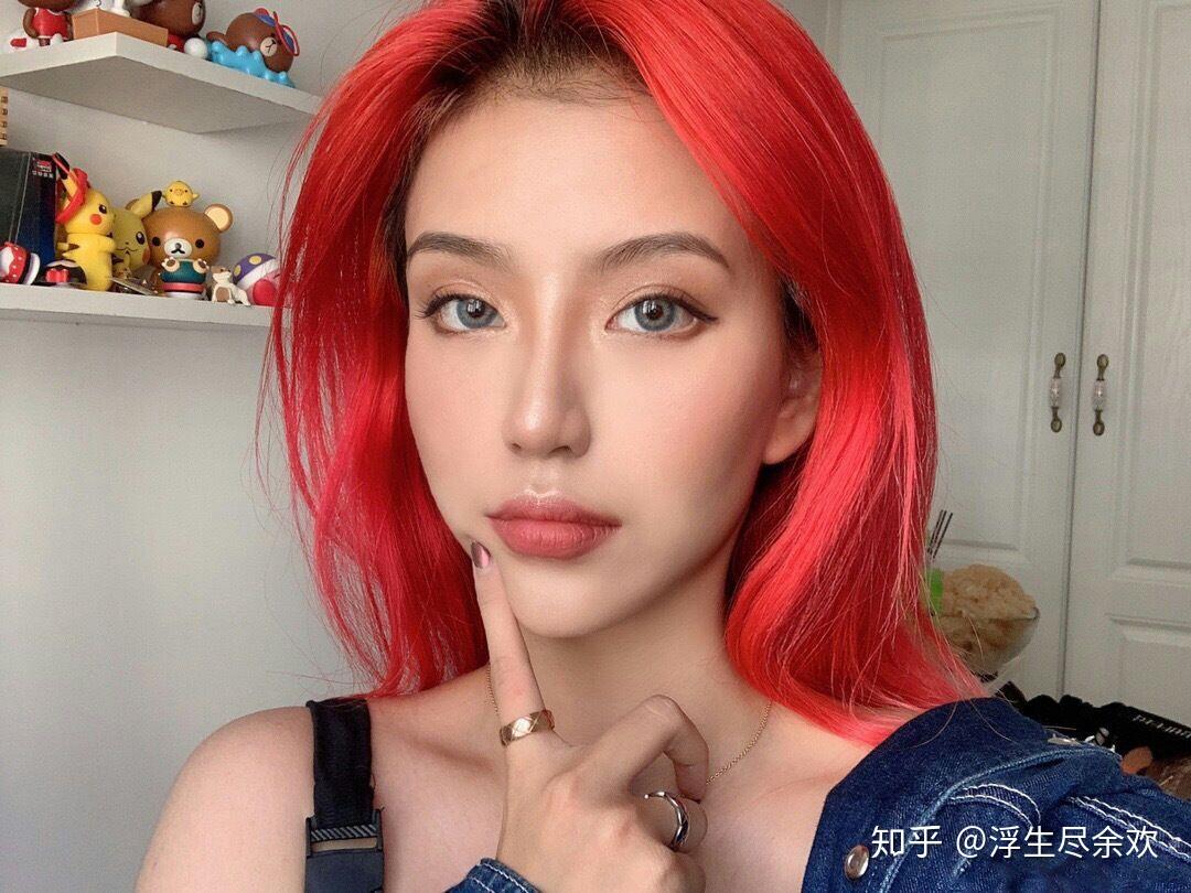 想问各位靓女红头发戴啥颜色的美瞳合适呀