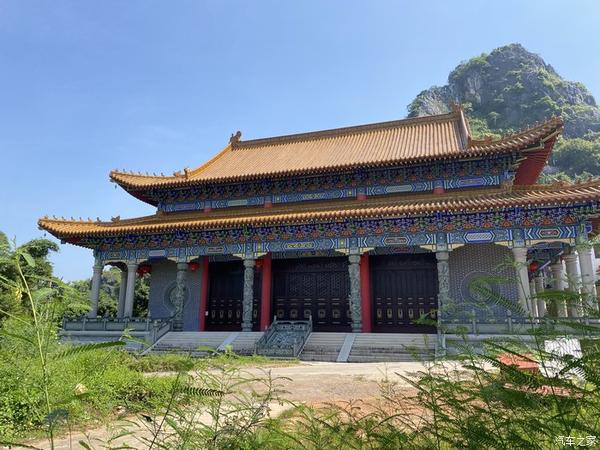 接着来到了闻名已久的寺庙——宝相寺,来都来了就去拜拜佛吧.