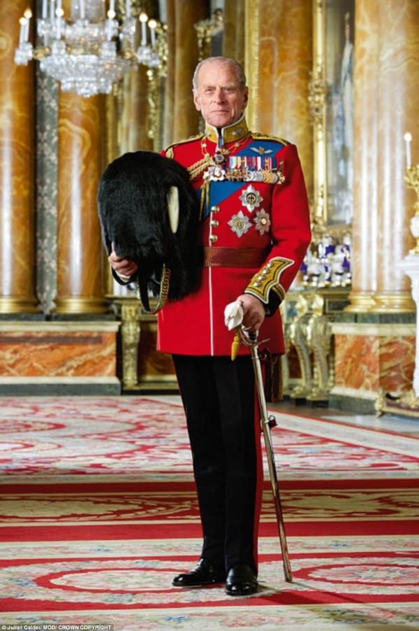 这种华丽的欧洲皇室服装是军礼服吗现在还穿吗