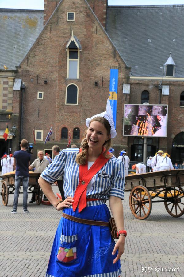 身着荷兰传统服装的奶酪姑娘会兜售奶酪