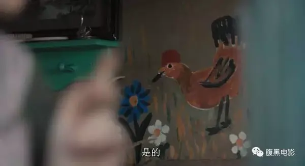 桑德拉来找刘易斯买鱼,意外的发现了莫娣的画作并把她的作品宣传出去.