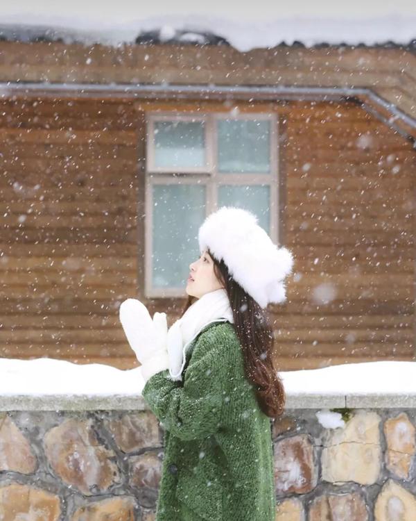下雪天怎么拍照更美?掌握这5个姿势你一定是最漂酿的小姐姐!