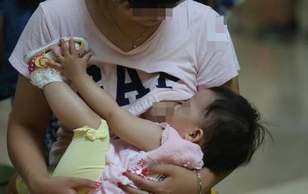 妈妈在哺乳期感冒还可以给孩子喂奶吗这些喂养知识宝妈请收藏