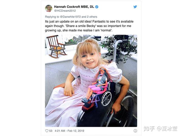 hannah cockroft的推文,配图是她小时候坐着轮椅,抱着坐轮椅的becky