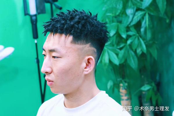 因为只需要 正常洗头 吹干就可以  其实这款免打理的黑人烫刚烫完的