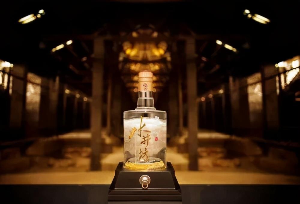 在成都的水井街上,矗立着一座极具设计感的白酒博物馆—水井坊博物