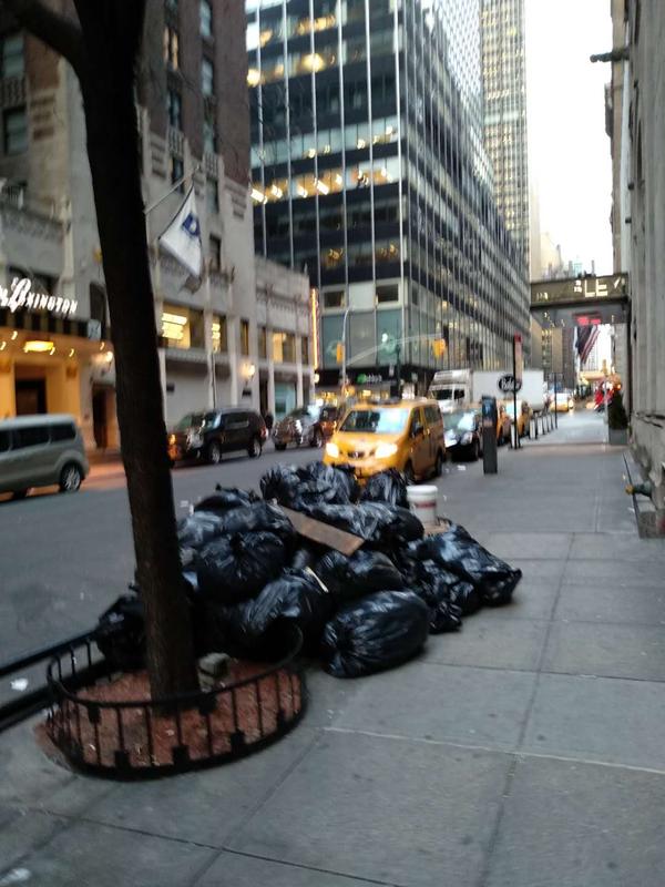 纽约曼哈顿的街道 曼哈顿区道路比较狭窄,很多是单行道,有些路段非常