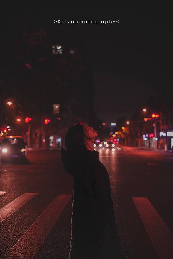 上海平凡的小巷子,晚上黑黑的,那就找有路灯,车灯来拍人像吧