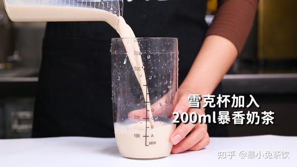 雪克杯中加入200毫升的特调暴香奶茶基底,10毫升黄金果糖,用吧更勺